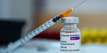 Covid-19 –  AstraZeneca comenzó a retirar su vacuna por efectos inusuales: los detalles