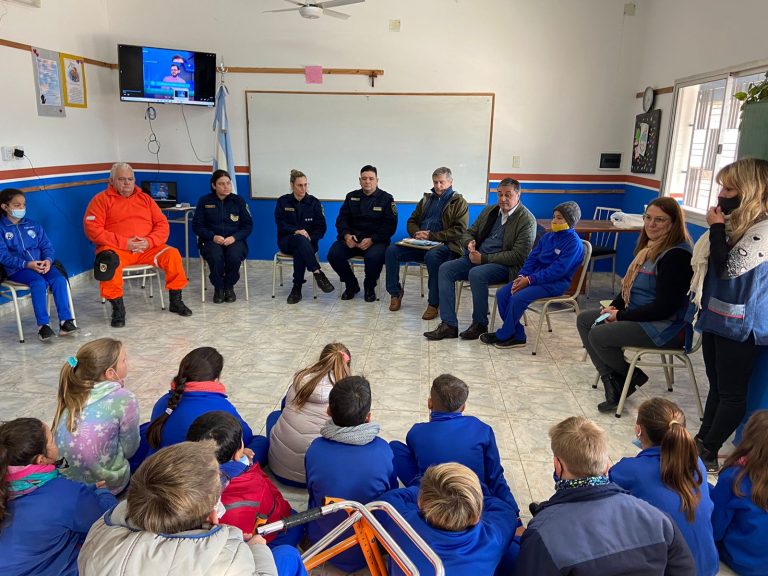 Tevez visitó a alumnos del Colegio Manuel Belgrano – La Radio 102.9