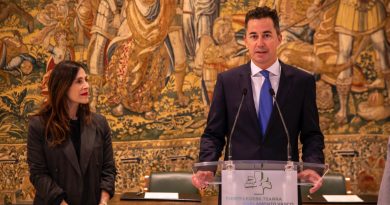 Manuel Calvo firmó un convenio con la presidenta del Parlamento Vasco