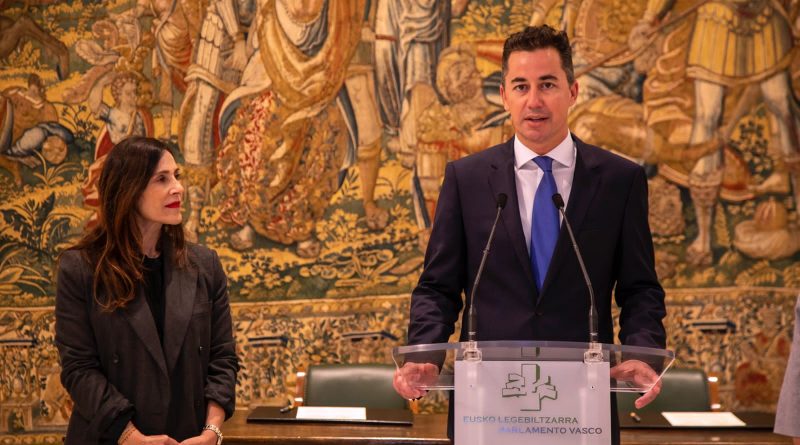 Manuel Calvo firmó un convenio con la presidenta del Parlamento Vasco