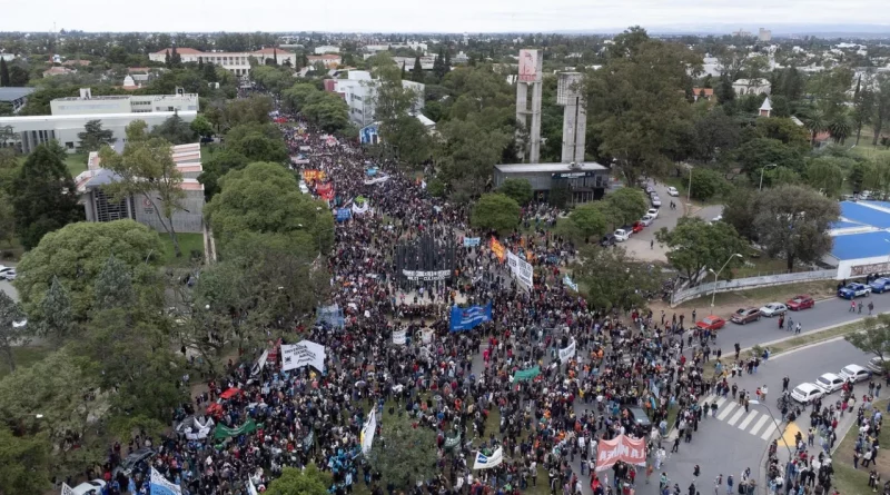 Multitudinaria marcha universitaria en Córdoba: con la lectura de un documento, se cerró el acto