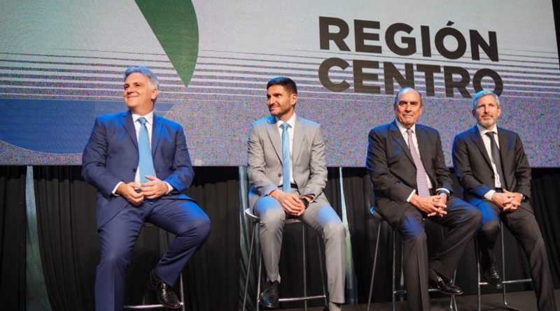 Llaryora participó del encuentro con autoridades de la sociedad civil de la Región Centro