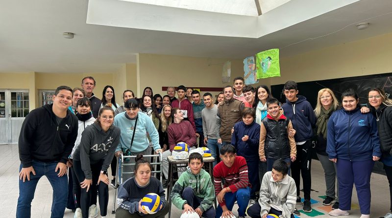 Municipio y Córdoba Jóven entregaron pelotas en Escuela SILOE