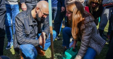 De la mano de Abel Pintos se plantaron 100 árboles nativos en el Parque Kempes