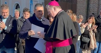 El Nuncio Apostólico Miroslav Adamczyk recibido con honores en Col. Vignaud