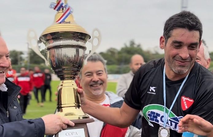 El Senador Michlig y Ardusso de la Liga acopañaron a Juniors de Suardi «Campeòn Copa San Cristobal»