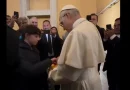 ¿Cómo fue la primera firma como papa de León XIV? – El video
