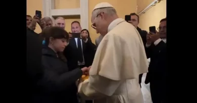 ¿Cómo fue la primera firma como papa de León XIV? – El video