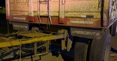 Moto colisiona un acoplado estacionado en Morteros