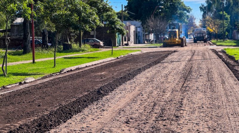 Avanza el mejoramiento de calles en Porteña: se completaron 2700 m de ripio y continúan las obras