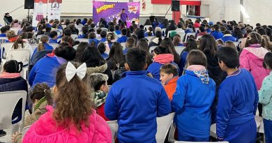 Actor colombiano David Godoy presentó «Selfie» para alumnos del Complejo P. J Isaac