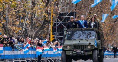 En Colonia Caroya, Llaryora encabezó el desfile cívico-militar en conmemoración del 9 de Julio