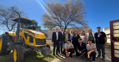 La Provincia entregó un tractor al IPEAyT N° 242 de Morteros para fortalecer la formación técnico-productiva