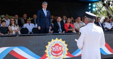 Quinteros encabezó el desfile por el 165° aniversario de la Policía de Córdoba