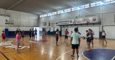 🔊 Con lluvia y bajo techo arrancó la «Escuelita de Verano» del Santo