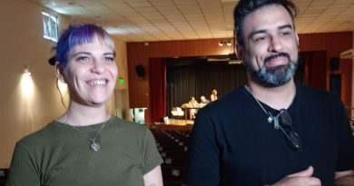 Adrián Vocos realizó Seminario de Teatro en Brinkmann y este domingo dirige “Rebelión Otoñal” un radioteatro en el Parque Central