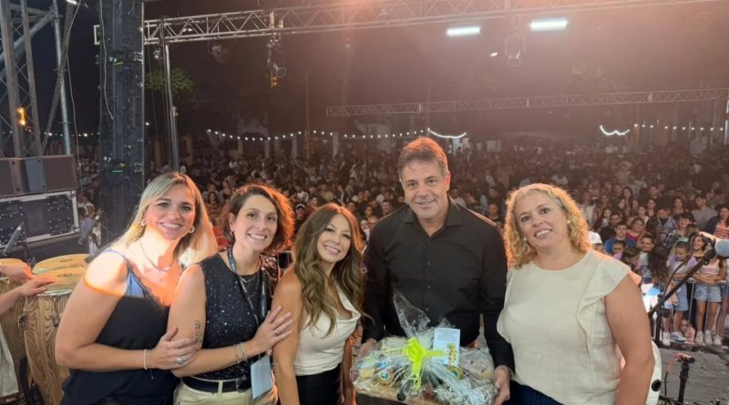 Clari Merlo fue elegida representante Samay Yasí en el cierre de los Carnavales de Suardi con Magui Olave